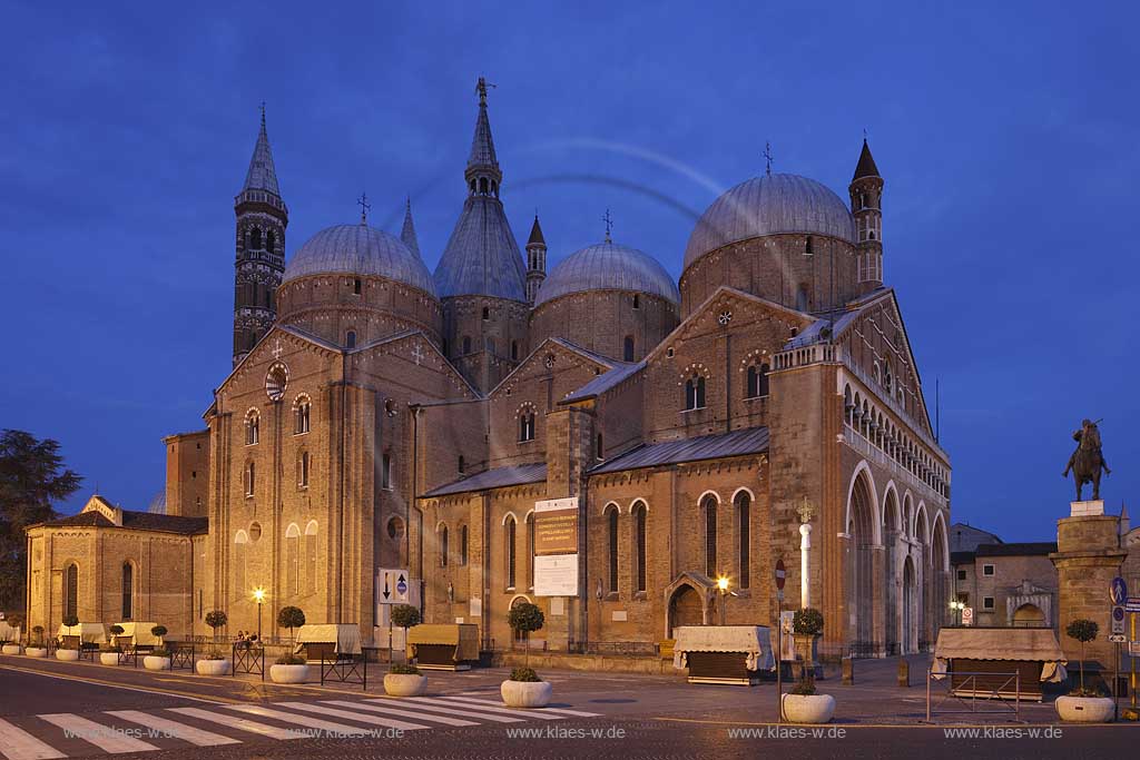 Padua Kathedrale, Basilika San Antonius zur bleuen Stunde, illuminiert,Baustil vereint byzantinische, romanisch-lombardische und gotische Formelemente;  Cathedrale Saint Anthonys Basilica in blue hour,  night lightwith illumination; Padova