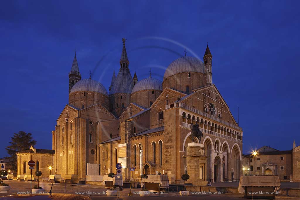 Padua Kathedrale, Basilika San Antonius zur bleuen Stunde, illuminiert,Baustil vereint byzantinische, romanisch-lombardische und gotische Formelemente;  Cathedrale Saint Anthonys Basilica in blue hour,  night lightwith illumination; Padova