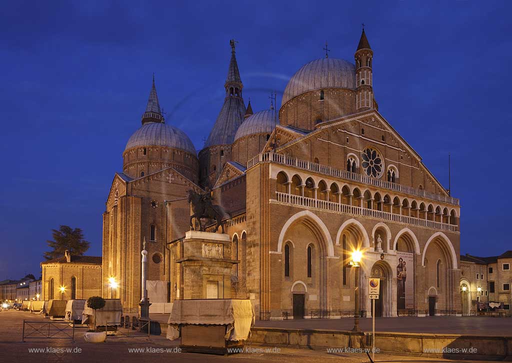Padua Kathedrale, Basilika San Antonius zur bleuen Stunde, illuminiert,Baustil vereint byzantinische, romanisch-lombardische und gotische Formelemente;  Cathedrale Saint Anthonys Basilica in blue hour,  night lightwith illumination; Padova