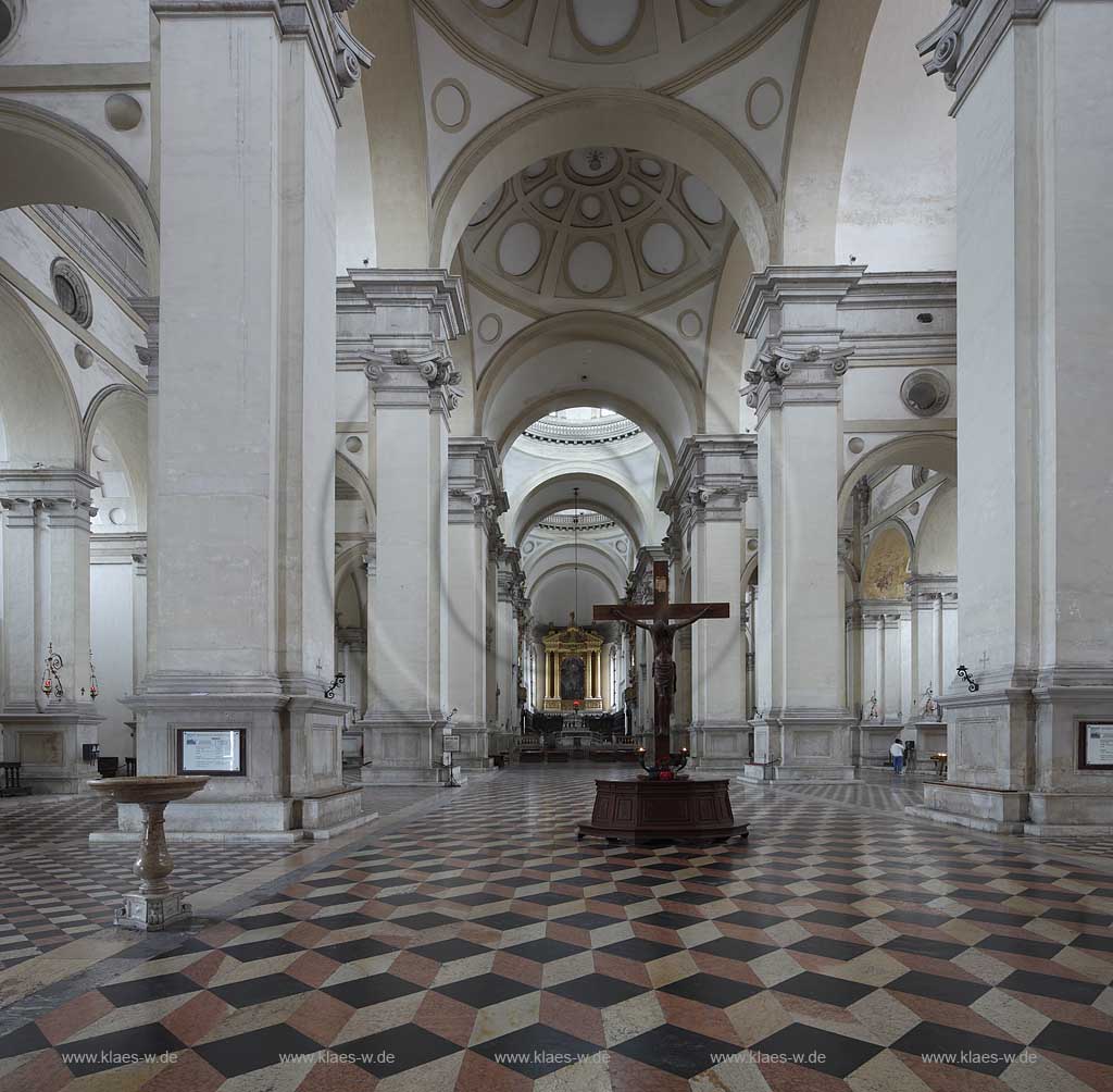 Padua Basilika Santa Giustina innen mit Blick in den Chor zum Altar; Basilica San Giustina