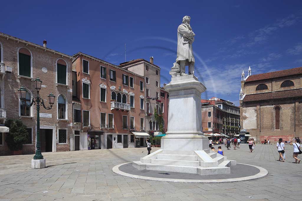 Venedig Niccolo Tommaseo Denkmal von Francesco Barzaghi auf dem Campo San Stafano Platz; Venice the monument to Niccol Tommaseo in Campo Santo Stefano square, in Venice, was sculpted by Francesco Barzaghi;  Venezia il Monumento a Niccol Tommaseo in Campo Santo Stefano  opera di Francesco Barzaghi 