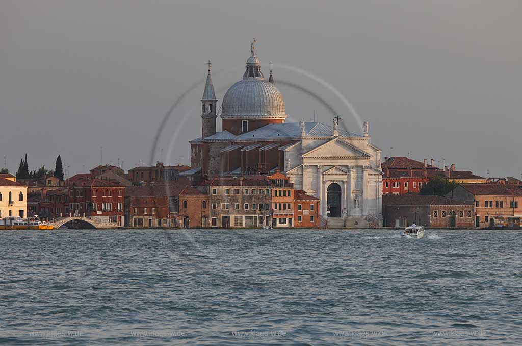 Venedig Blick ueber Giudecca Kanal zur Kirche zu Ehren des Erloesers Il Redentore auf der Insel Giudecca im Licht der Abendsonnne; Venice view over Canal della Giudecca to Il Redentore in setting sunlight