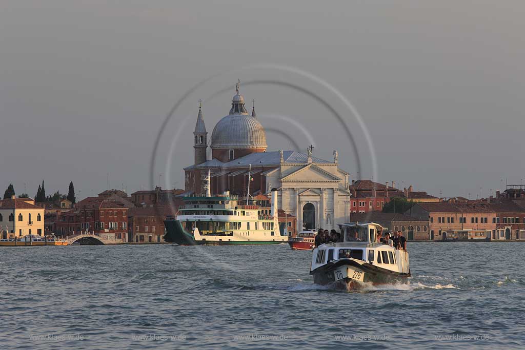 Venedig Blick ueber Giudecca Kanal zur Kirche zu Ehren des Erloesers Il Redentore auf der Insel Giudecca im Licht der Abendsonnne mit Actv ferries Auto Faehrschiff Metamauco und Vaporetto; Venice view over Canal della Giudecca to Il Redentore in setting sunlight with Actv car ferry Metamauco and Vaporetto