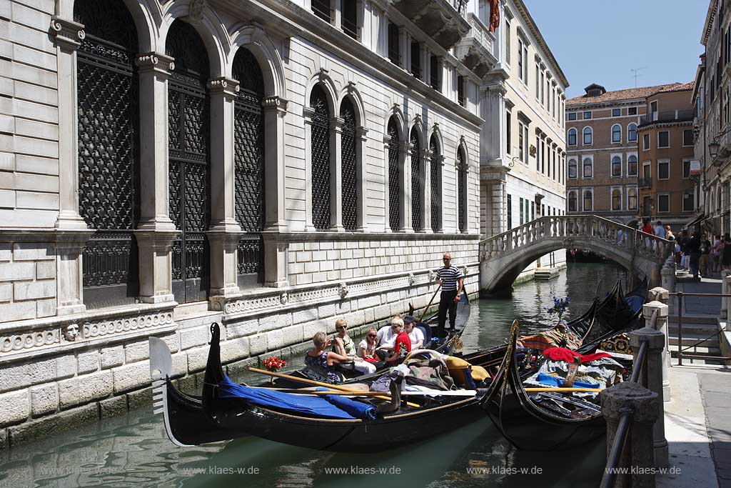Venedig mehrere Gondeln mit Gondolierie auf einem Kanal vor Bruecke Ponte Tron am Fondamenta Orseleo, Calle Tron;  Venice several gondola with gondolier on a canal at Fondementa Orseleo, Calle Tron