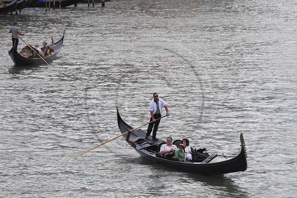 Venedig, Rialto, Canal Grande, zwei Gondeln mit Gondoliere mehrere Personen in Gondel sitzend; Venice Rialto Canal Grande gondola with gondoliers several people sitting in the gondola