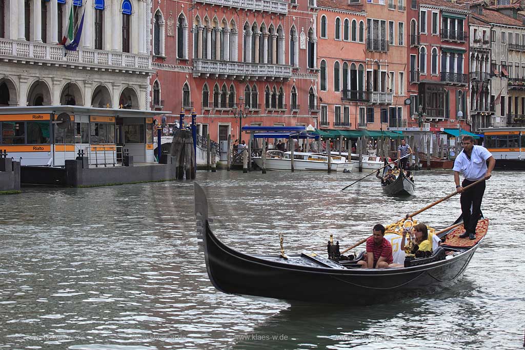 Venedig, Rialto, Canal Grande, Gondel mit Gondoliere Personen in Gondel sitzend vo Palazzo Bembo; Venice Rialto Canal Grande gondola with gondolier, people sitting in the gondola in front of Palazzo Bembo