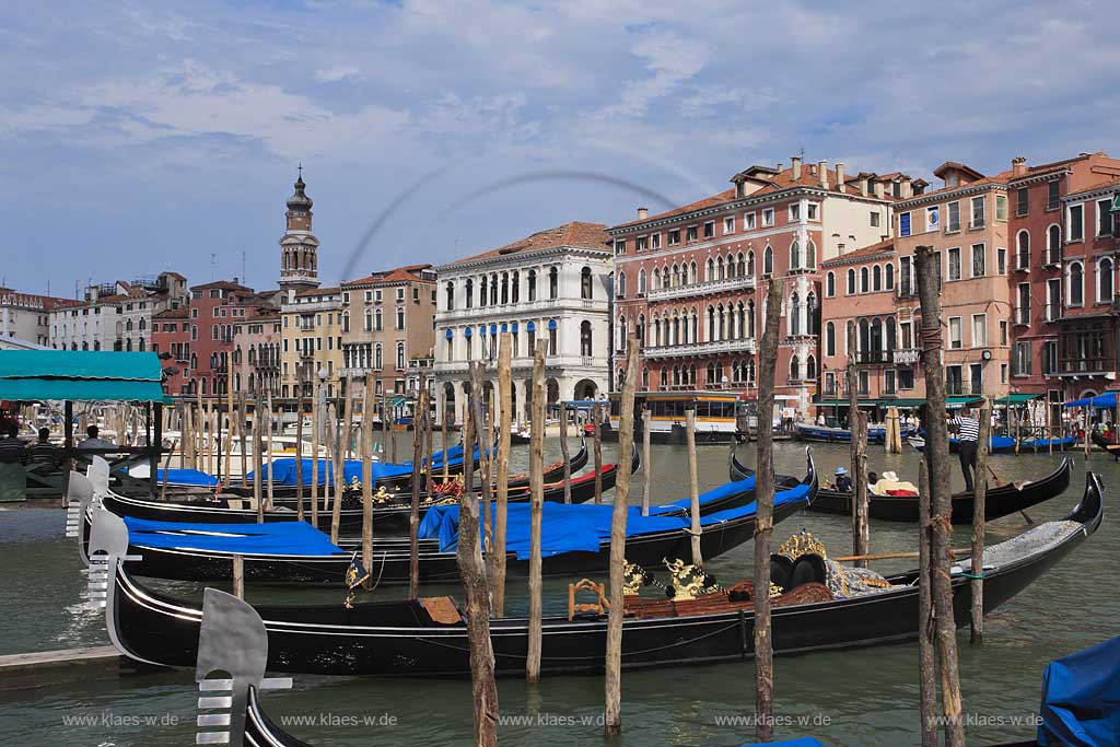 Venedig, Rialto, Blick von Riva del Vin auf Kanal Grande mit mehreren Gondeln an Holzpfahl Gondola Service im Hintergrund Kirchturm Chiesa dei Santi Apostoli; Venice Rialto view from Riva del Vin to Canal Grande with several gondola at spile and gondola service, in background the tower of church Santi Apostoli