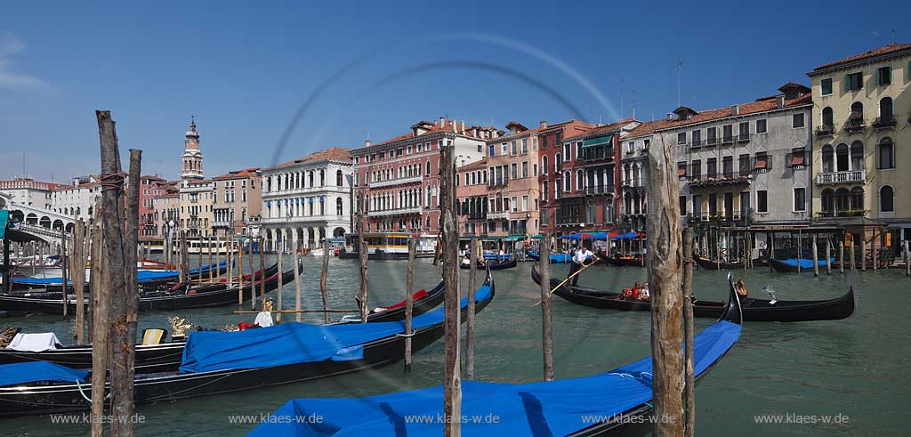 Venedig, Rialto, Blick von Riva del Vin auf Kanal Grande mit mehreren Gondeln an Holzpfahl Gondola Service im Hintergrund Kirchturm Chiesa dei Santi Apostoli; Venice Rialto view from Riva del Vin to Canal Grande with several gondola at spile and gondola service, in background the tower of church Santi Apostoli