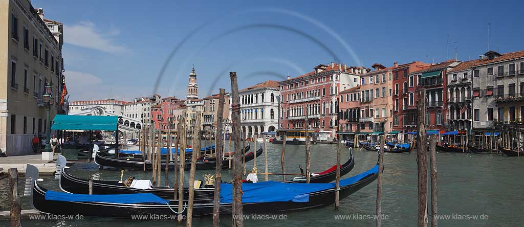 Venedig, Rialto, Blick von Riva del Vin auf Kanal Grande mit mehreren Gondeln an Holzpfahl Gondola Service im Hintergrund Kirchturm Chiesa dei Santi Apostoli; Venice Rialto view from Riva del Vin to Canal Grande with several gondola at spile and gondola service, in background the tower of church Santi Apostoli