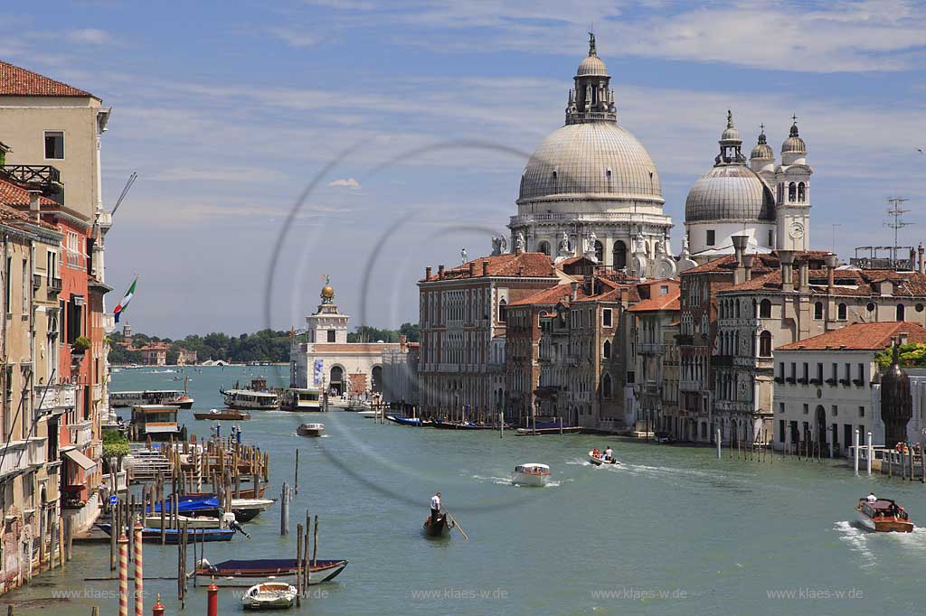 Venedig Blick von Ponte dell Accademia zur Muendung des Kanal Grande mit der Basilika Santa Maria della Salute, Gondel Gondoliere auf Kanal; View from Ponte dell Accademia to mouth of Canal Grande with Basilica San Maria della Salute, gondola with gondolier on canal