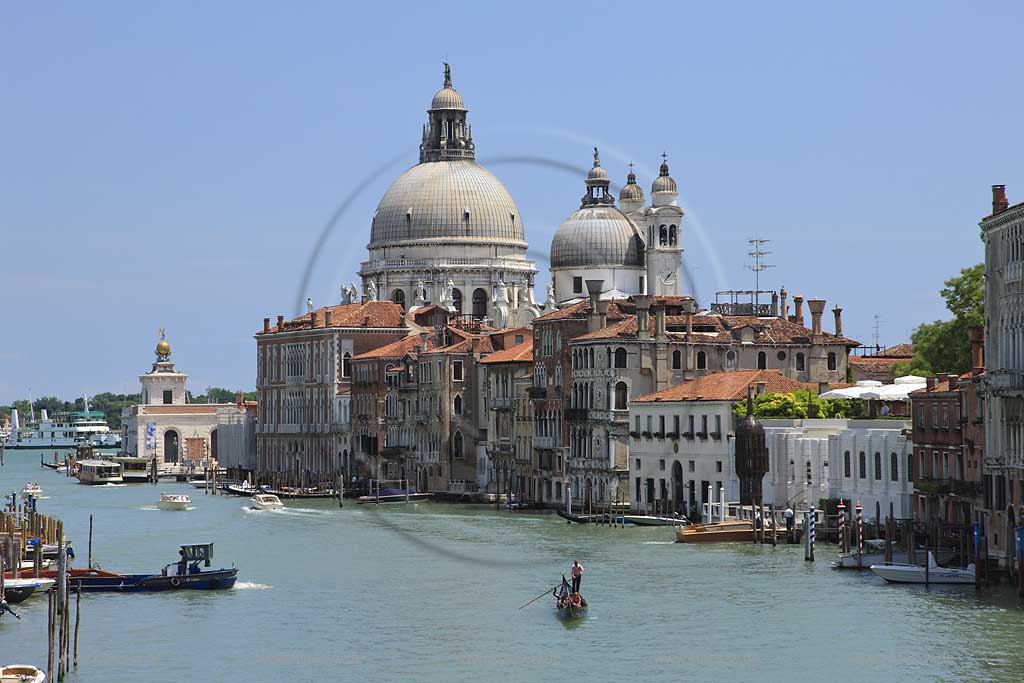 Venedig Blick von Ponte dell Accademia zur Muendung des Kanal Grande mit der Basilika Santa Maria della Salute, Gondel Gondoliere auf Kanal; View from Ponte dell Accademia to mouth of Canal Grande with Basilica San Maria della Salute, gondola with gondolier on canal