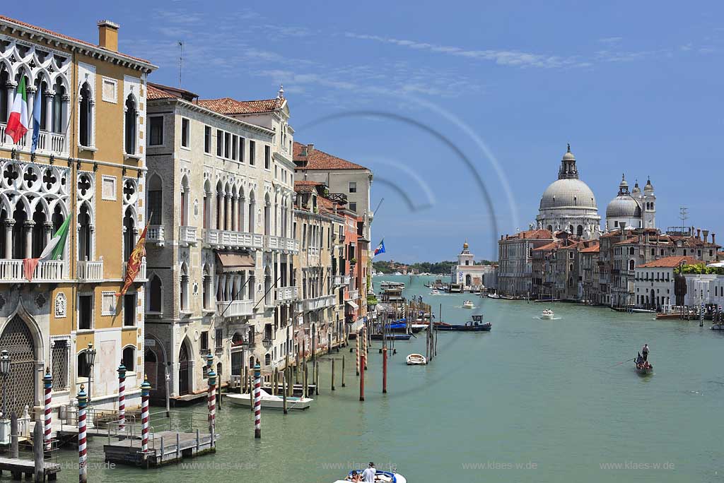 Venedig Blick von Ponte dell Accademia zur Muendung des Kanal Grande mit Ausschnitt des Palazzo Barbaro, der Basilika Santa Maria della Salute, Gondel Gondoliere auf Kanal; View from Ponte dell Accademia to mouth of Canal Grande with picture detail of Palazzo Barbaro, Basilica San Maria della Salute, gondola with gondolier on canal