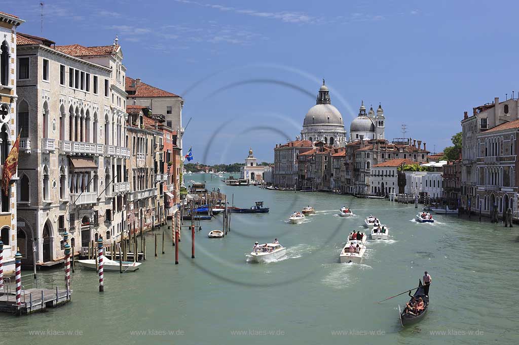 Venedig Blick von Ponte dell Accademia zur Muendung des Kanal Grande mit der Basilika Santa Maria della Salute, Gondel Gondoliere und Motorboote auf Kanal; View from Ponte dell Accademia to mouth of Canal Grande with Basilica San Maria della Salute, gondola with gondolier and motorboats on the canal