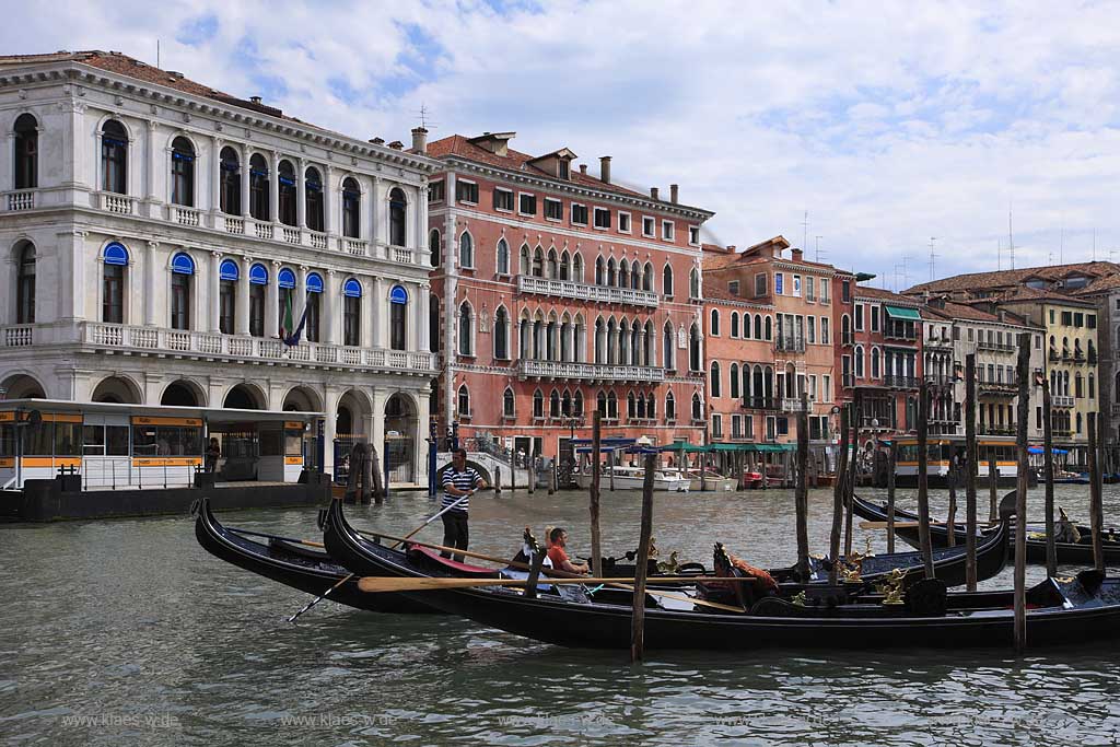 Venedig, Rialto, Blick von Riva del Vin auf Kanal Grande mit mehreren Gondeln an Holzpfahl und Gondel mit Gondoliere auf dem Kanal; Venice Rialto view from Riva del Vin to Canal Grande with Palazzo Bembo and with several gondola at spile and gondola with gondolier on canal
