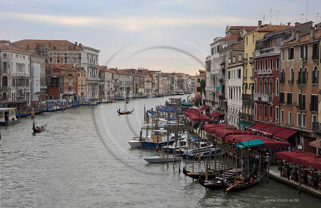Venedig, Rialto, Blick von Rialto Bruecke Ponte di Rialto auf Kanal Grande mit Gondeln und Riva del Vin mit Gondel Service in Daemmerung, leicht bedeckter Himmel; Venice Rialto view from Rialto bridge  to Canal Grande with several gondola and Riva del Vin with gondola service