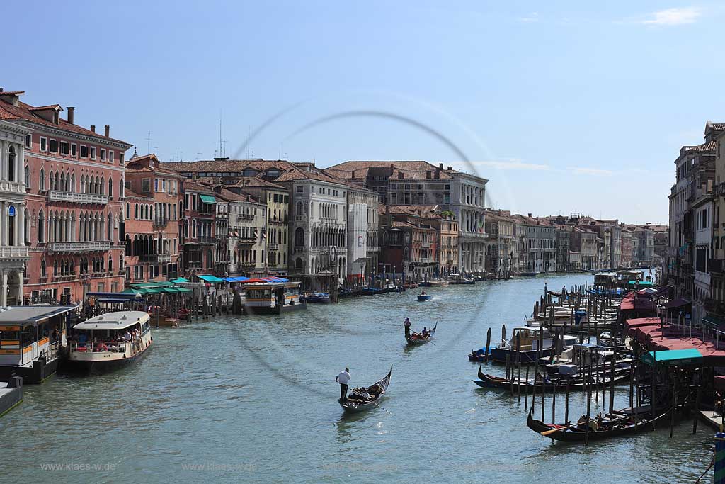 Venedig, Rialto, Blick von Rialto Bruecke Ponte di Rialto auf Kanal Grande mit Gondeln, Palazzo Bembo und Riva del Vin mit Gondel Service im Gegenlicht; Venice Rialto view from Rialto bridge  to Canal Grande with several gondola, Palazzo Bembo and Riva del Vin with gondola service