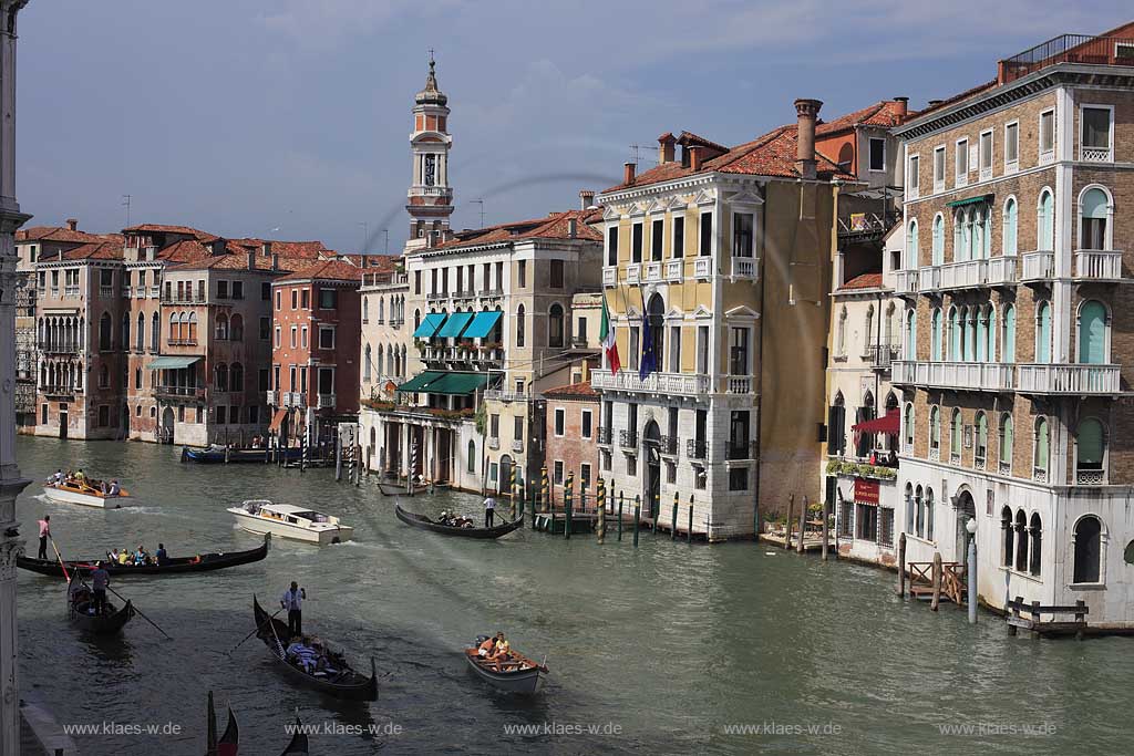 Venedig, Rialto, Blick von Rialto Brcke Ponte di Rialto auf Kanal Grande mit dem Kirchturm der Kirche Chiese dei Santi Apostoli, Palazzo Civran mit Italienfahne und Europafahne, Hotel Al Ponte Antico, mehrere Gondeln mit Gondoliere und Personen in Gondel sitzend, Motorboote; Venice Rialto view from Rialto bride to Canal Grande with tower of church Santi Apostoli, Palazzo Civan with Italianflag and European flag, several gondola and gondoliers with person sitting in gondola and motorboats