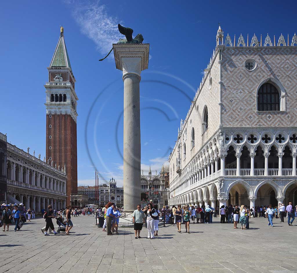 Venedig Piazetta San Marco, Markusplatz mit Markusturm Campanile, der Saeule mit dem Markusloewen, Loewe von San Marco, Dogenpalast und Passsanten, Fussgaengern; Venice Piazetta San Marco with tower of San Marco the Campanile, column with sculpture of Lion of San Marco, Palazzo Ducale