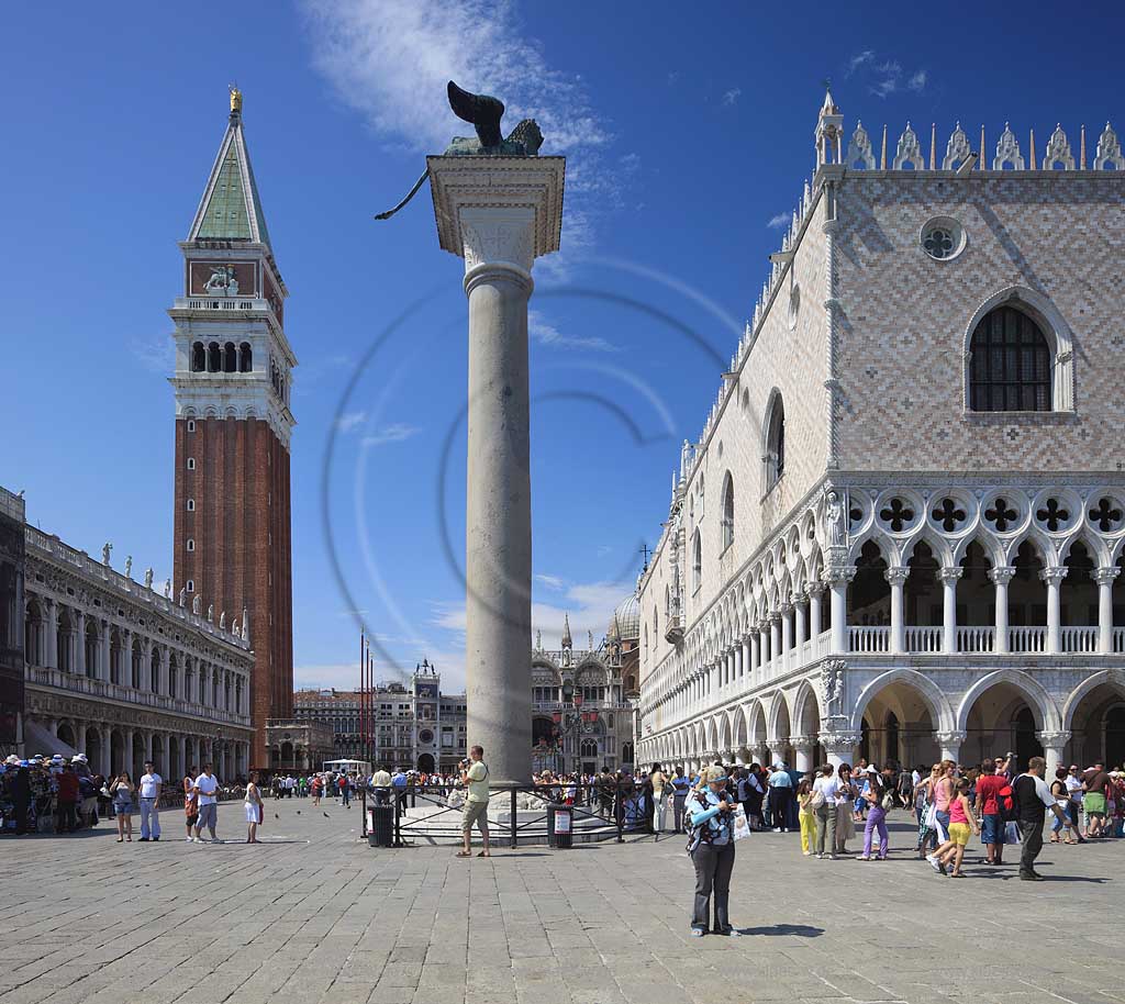 Venedig Piazetta San Marco, Markusplatz mit Markusturm Campanile, der Saeule mit dem Markusloewen, Loewe von San Marco, Dogenpalast und Passsanten, Fussgaengern; Venice Piazetta San Marco with tower of San Marco the Campanile, column with sculpture of Lion of San Marco, Palazzo Ducale