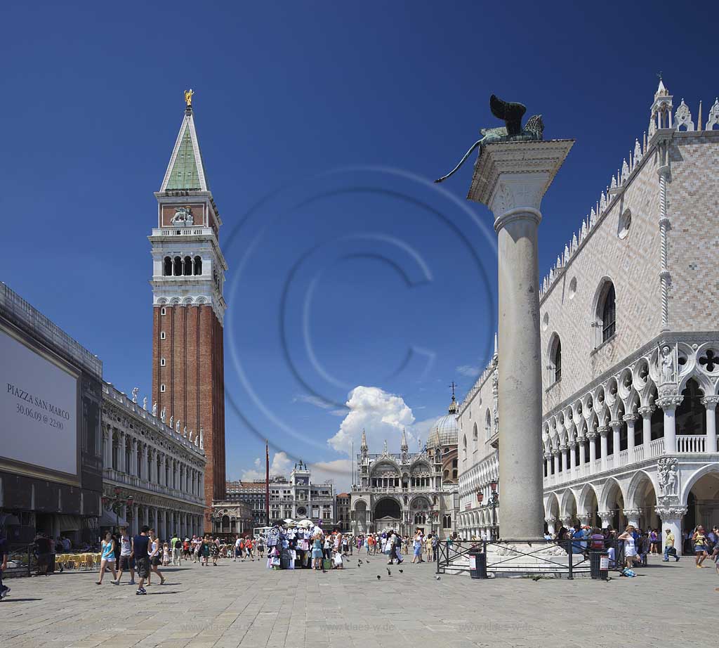 Venedig Piazetta San Marco, Markusplatz mit Markusturm Campanile, der Saeule mit dem Markusloewen, Loewe von San Marco, Dogenpalast und Passsanten, Fussgaengern; Venice Piazetta San Marco with tower of San Marco the Campanile, column with sculpture of Lion of San Marco, Palazzo Ducale