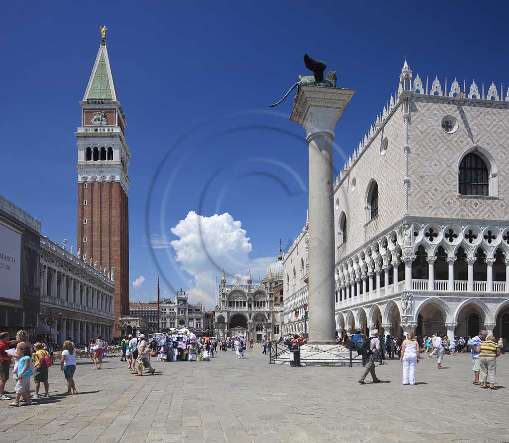 Venedig Piazetta San Marco, Markusplatz mit Markusturm Campanile, der Saeule mit dem Markusloewen, Loewe von San Marco, Dogenpalast und Passsanten, Fussgaengern; Venice Piazetta San Marco with tower of San Marco the Campanile, column with sculpture of Lion of San Marco, Palazzo Ducale