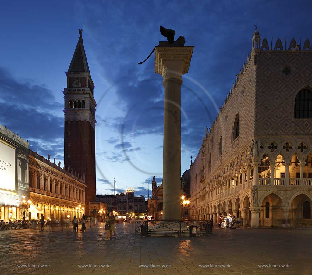 Venedig Piazetta San Marco, Markusplatz mit Markusturm Campanile Saeule mit dem Markusloewen, Loewe von San Marco, Dogenpalast und Passsanten, Fussgaengern waehrend der blauen Stunde; Venice Piazetta San Marco with tower of San Marco, Campanile, column with sculpture of Lion of San Marco, Palazzo Ducale during blue hour with illlumination 