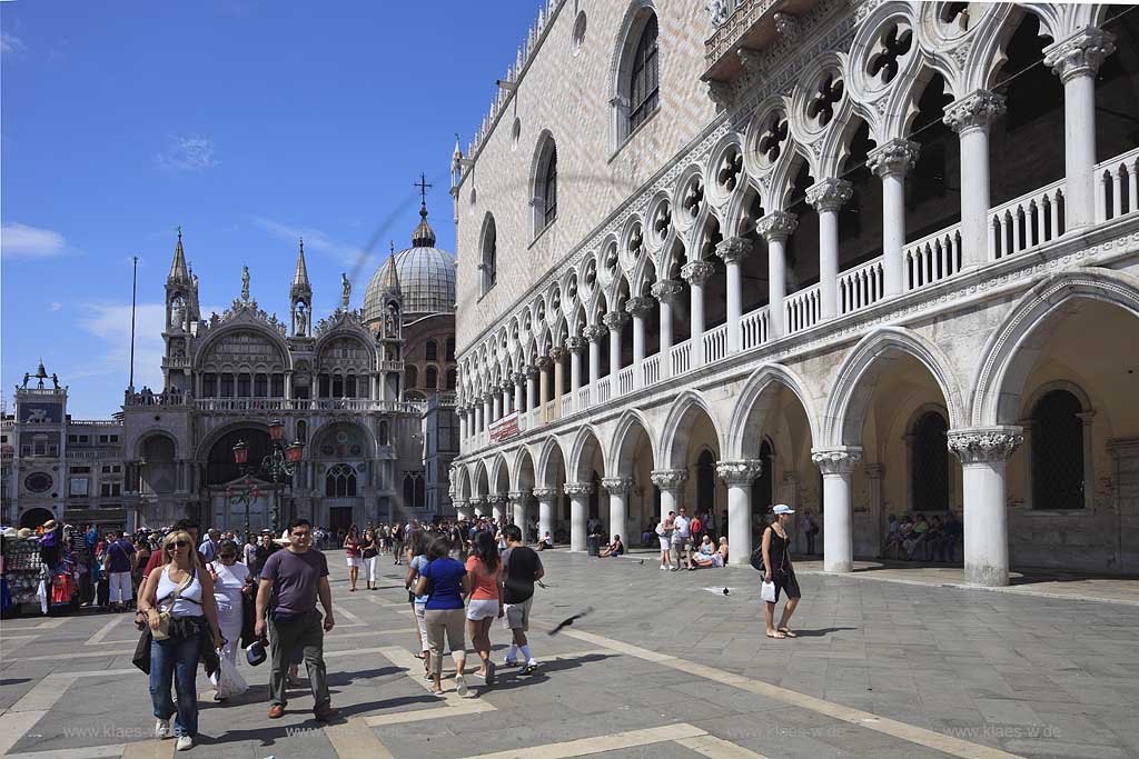 Venedig Piazetta San Marco mit Dogenpalast, Menschen auf dem Platz, im Hintergrund der Markusdom Venice Piazetta San Marco with Palazzo Ducale, humans on the square, basilica di San Marco in the background 