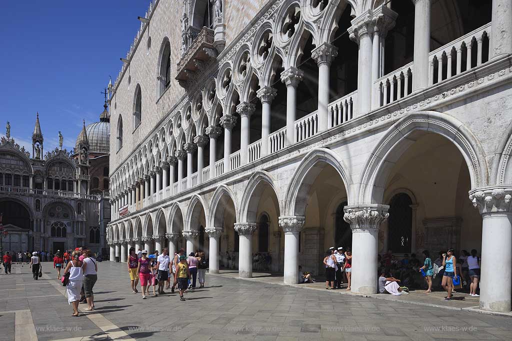 Venedig Piazetta San Marco mit Dogenpalast, Menschen auf dem Platz, im Hintergrund der Markusdom Venice Piazetta San Marco with Palazzo Ducale, humans on the square, basilica di San Marco in the background 