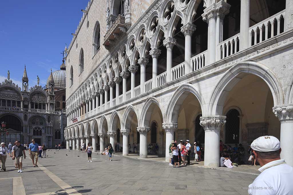 Venedig Piazetta San Marco mit Dogenpalast, Menschen auf dem Platz, im Hintergrund der Markusdom Venice Piazetta San Marco with Palazzo Ducale, humans on the square, basilica di San Marco in the background 