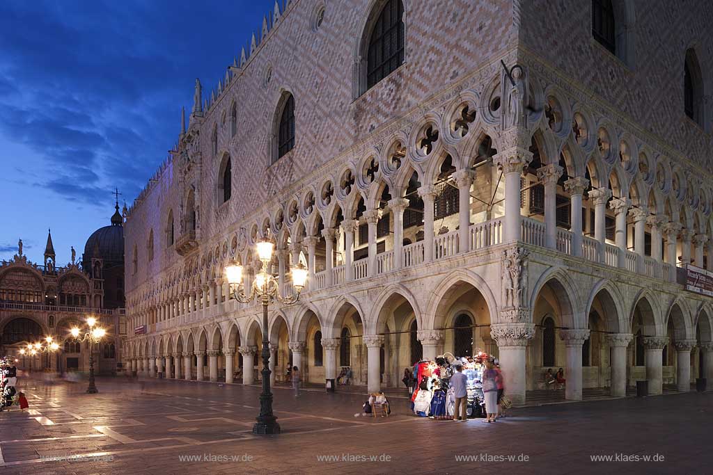 Venedig Piazetta San Marco  mit Dogenpalast, Strassenlaterne beleuchtet, im Hintergrund der Markusdom zur blauen Stunde, illuminiert; Venice Piazetta San Marco with Palazzo Ducale, a lantern and basilica di San Marco in the background during blue hour
