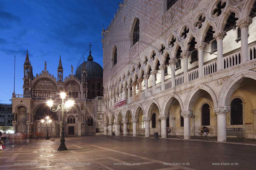 Venedig Piazetta San Marco  mit Dogenpalast, Strassenlaterne beleuchtet, im Hintergrund der Markusdom zur blauen Stunde, illuminiert; Venice Piazetta San Marco with Palazzo Ducale, a lantern and basilica di San Marco in the background during blue hour