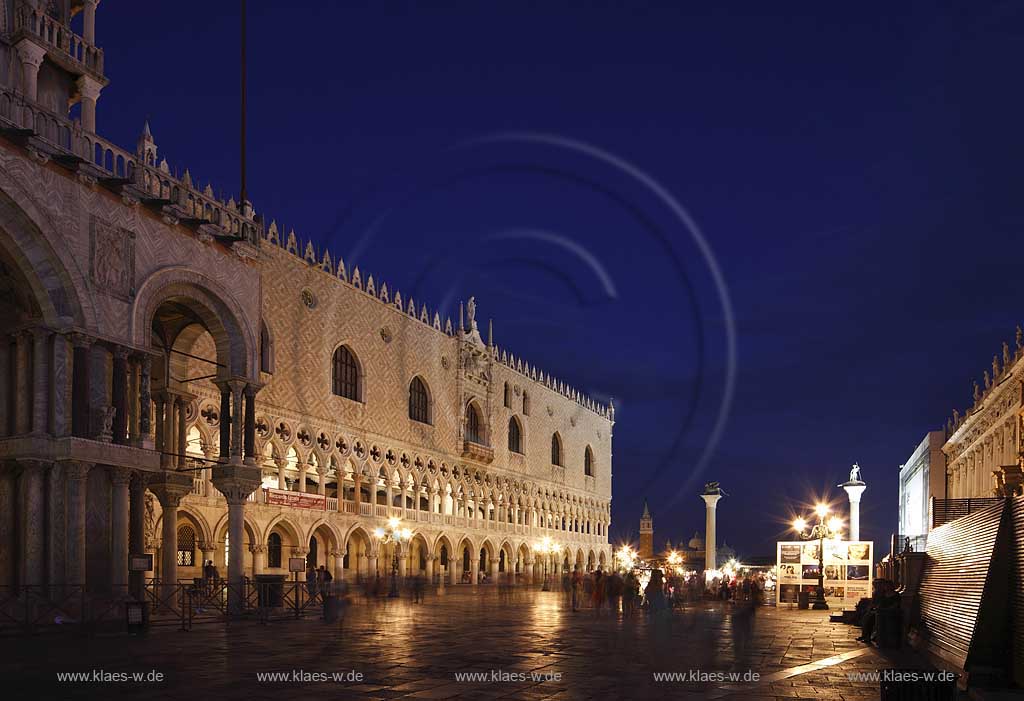 Venedig Piazetta San Marco mit Dogenpalast, Strassenlaterne beleuchtet, der Saeule mit der Skulptur des Markusloewen San Marco und San Teodoro, im Hintergrund Isola San Giorgio Maggiore waehrend der bleuen Stunde; Venice Piazetta San Marco with humans on the place, Palazzo Ducale, a lantern, column with sculpture of Lion of San Marco and San Teodoro, Isola San Giorgio Maggiore in the background during blue hour