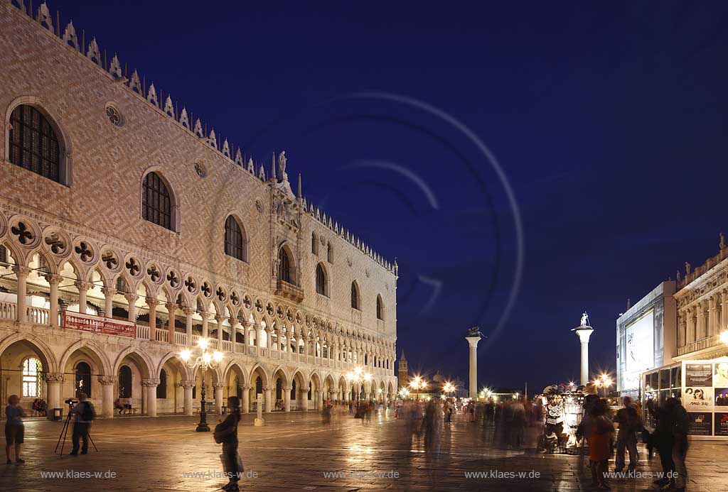 Venedig Piazetta San Marco mit Dogenpalast, Strassenlaterne beleuchtet, der Saeule mit der Skulptur des Markusloewen San Marco und San Teodoro, im Hintergrund Isola San Giorgio Maggiore waehrend der bleuen Stunde; Venice Piazetta San Marco with humans on the place, Palazzo Ducale, a lantern, column with sculpture of Lion of San Marco and San Teodoro, Isola San Giorgio Maggiore in the background during blue hour