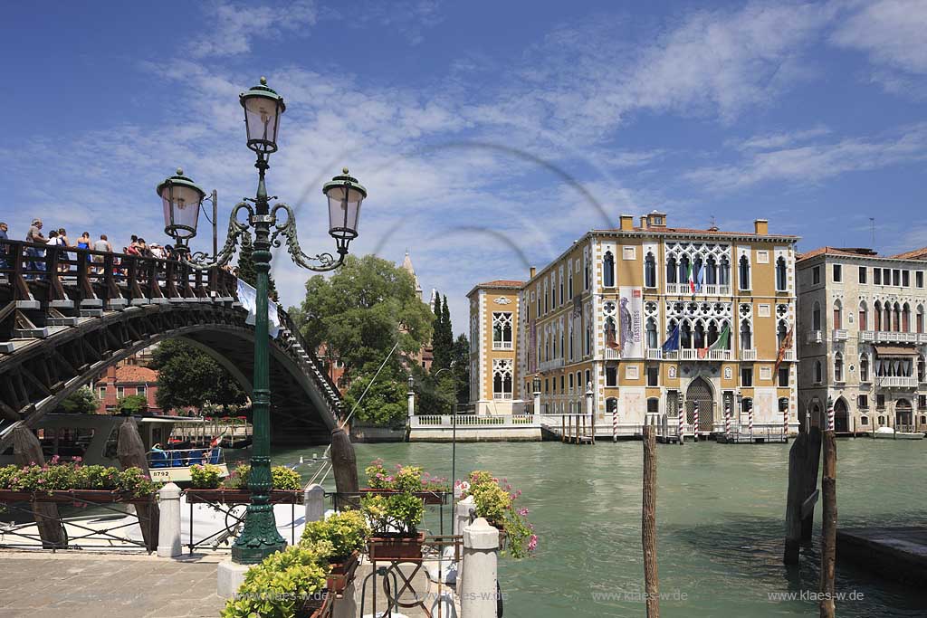 Venedig Bruecke Ponte dell Accademia seitlich von unten mit Kanal Grande, dem Palazzo Barbaro und einer Laterne; View to bridge Ponte dell Accademia with Canal Grande, Palazzo Barbaro and a lantern
