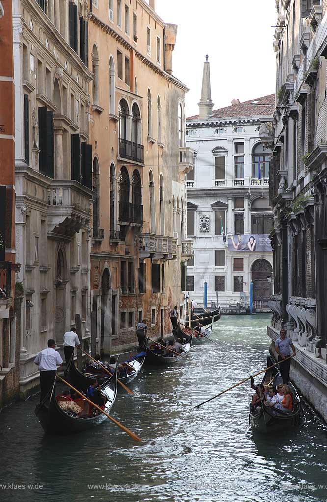 Venedig Blick auf den Kanal Rio di San Salvador in Richtung Kanal Grande mit vielen Gondeln, Gondolierie und Personen in Gondeln sitzen; Vence, view over Canal Rio di San Salvador  in direction of the Canal Grande with several gondola with gondoliers and clients sitting in the gondola