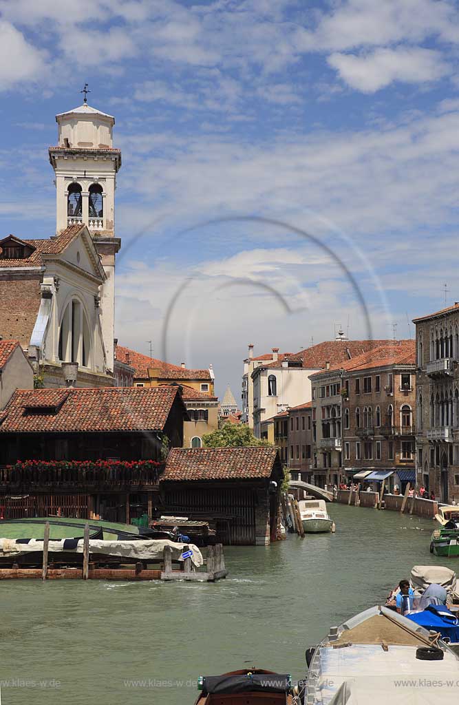 Venedig Blick ueber den Kanal Rio di San Trovaso mit dem Kirchturm der Kirche Campanile Chiesa di San Trovaso, eigentlich Santi Gervasio a Protasio; Venice view over Canal Rio di San Trovaso with the tower of church San Trovaso 