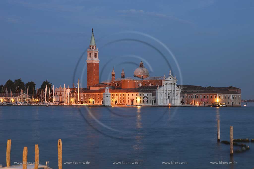 Venedig Blick zur Isola di San Giorgio Maggiore mit Basilika und Glockenturm, Campanile im Abendlicht zur blauen Stunde illuminiert; Venice view to Isola di San Maggiore with basilica and tower in the evening during blue hour with illumination