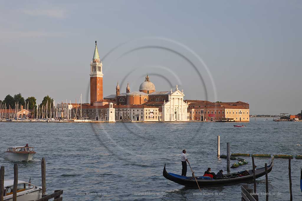 Venedig Blick von der Brcke Ponte della Paglia ueber den Kanal di San Marco zur Isola San Giogio Magggiore mit der Basilika und Glockenturm, Campanile, Gondeln mit Gondoliere im stimmungsvollen Licht der untergehenden Abendsonne; Venice view over Canal di San Marco to the Isola San Giorgio Maggiore with  gondola and gondoliers during romantic evening sunset light 