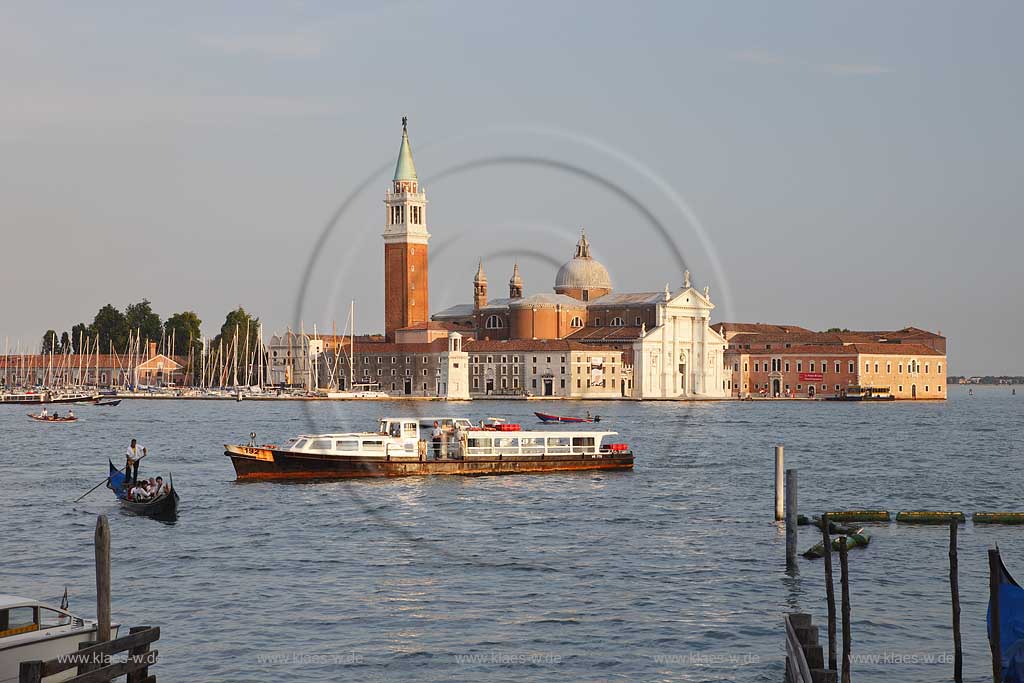 Venedig Blick von der Brcke Ponte della Paglia ueber den Kanal di San Marco zur Isola San Giogio Magggiore mit der Basilika und Glockenturm, Campanile, Gondeln mit Gondoliere im stimmungsvollen Licht der untergehenden Abendsonne; Venice view over Canal di San Marco to the Isola San Giorgio Maggiore with  gondola and gondoliers during romantic evening sunset light 