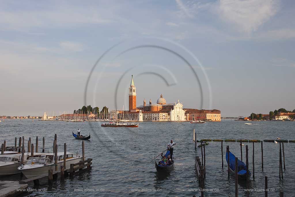 Venedig Blick von der Brcke Ponte della Paglia ueber den Kanal di San Marco zur Isola San Giogio Magggiore mit der Basilika und Glockenturm, Campanile, Gondeln mit Gondoliere im stimmungsvollen Licht der untergehenden Abendsonne; Venice view over Canal di San Marco to the Isola San Giorgio Maggiore with  gondola and gondoliers during romantic evening sunset light 