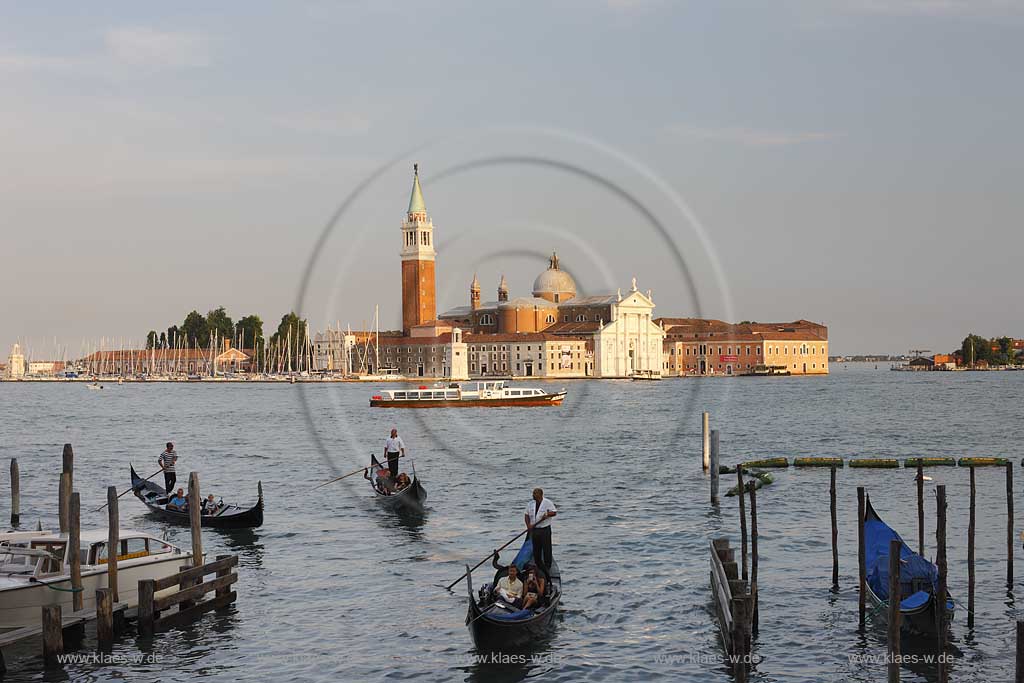 Venedig Blick von der Brcke Ponte della Paglia ueber den Kanal di San Marco zur Isola San Giogio Magggiore mit der Basilika und Glockenturm, Campanile, Gondeln mit Gondoliere im stimmungsvollen Licht der untergehenden Abendsonne; Venice view over Canal di San Marco to the Isola San Giorgio Maggiore with  gondola and gondoliers during romantic evening sunset light 