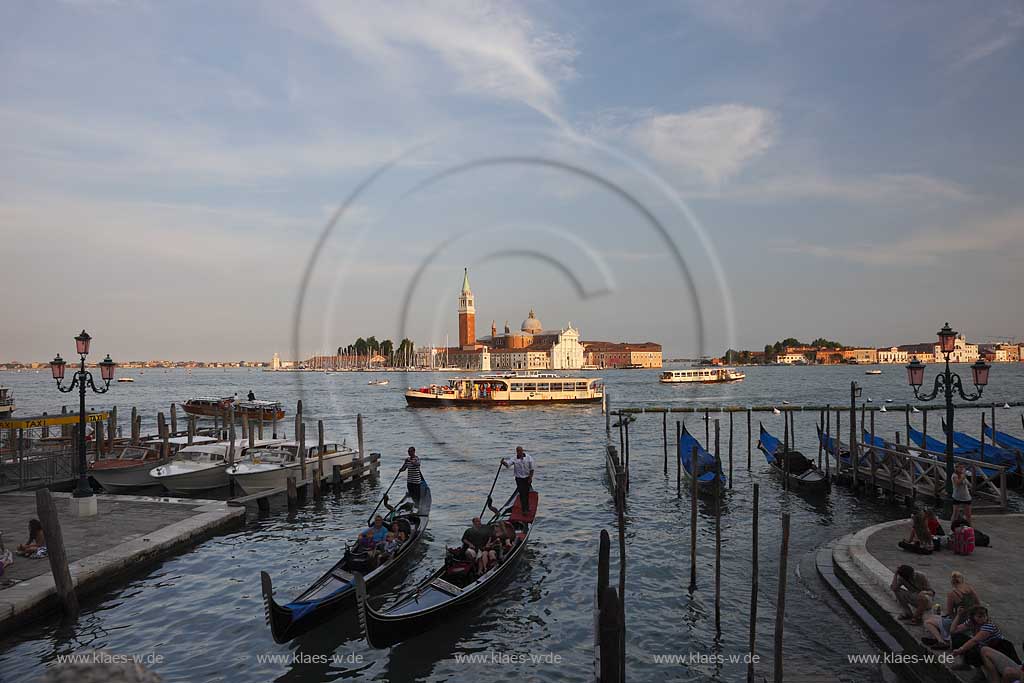 Venedig Blick von der Brcke Ponte della Paglia ueber den Kanal di San Marco zur Isola San Giogio Magggiore mit der Basilika und Glockenturm, Campanile, Gondeln mit Gondoliere im stimmungsvollen Licht der untergehenden Abendsonne; Venice view over Canal di San Marco to the Isola San Giorgio Maggiore with  gondola and gondoliers during romantic evening sunset light 