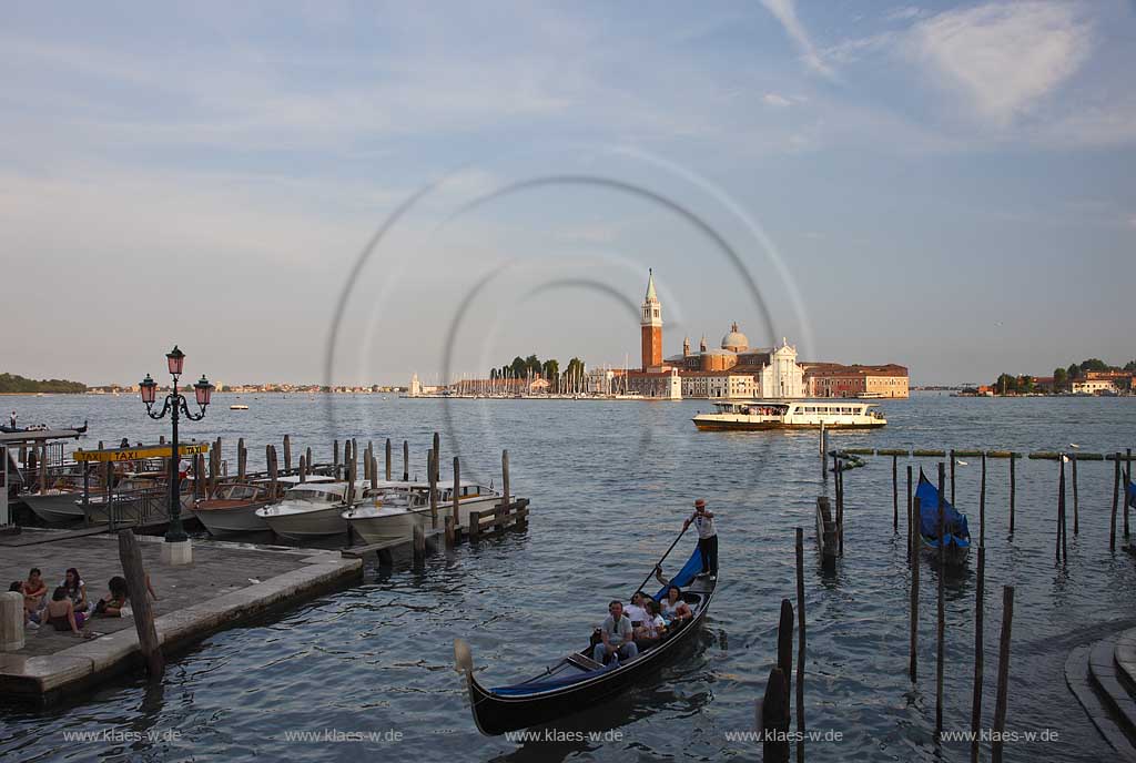 Venedig Blick von der Brcke Ponte della Paglia ueber den Kanal di San Marco zur Isola San Giogio Magggiore mit der Basilika und Glockenturm, Campanile, Gondeln mit Gondoliere im stimmungsvollen Licht der untergehenden Abendsonne; Venice view over Canal di San Marco to the Isola San Giorgio Maggiore with  gondola and gondoliers during romantic evening sunset light 