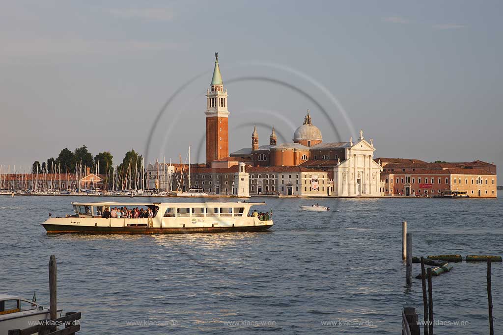 Venedig Blick von der Brcke Ponte della Paglia ueber den Kanal di San Marco zur Isola San Giogio Magggiore mit der Basilika und Glockenturm, Campanile, Schiff im stimmungsvollen Licht der untergehenden Abendsonne; Venice view over Canal di San Marco to the Isola San Giorgio Maggiore with ship during romantic evening sunset light 