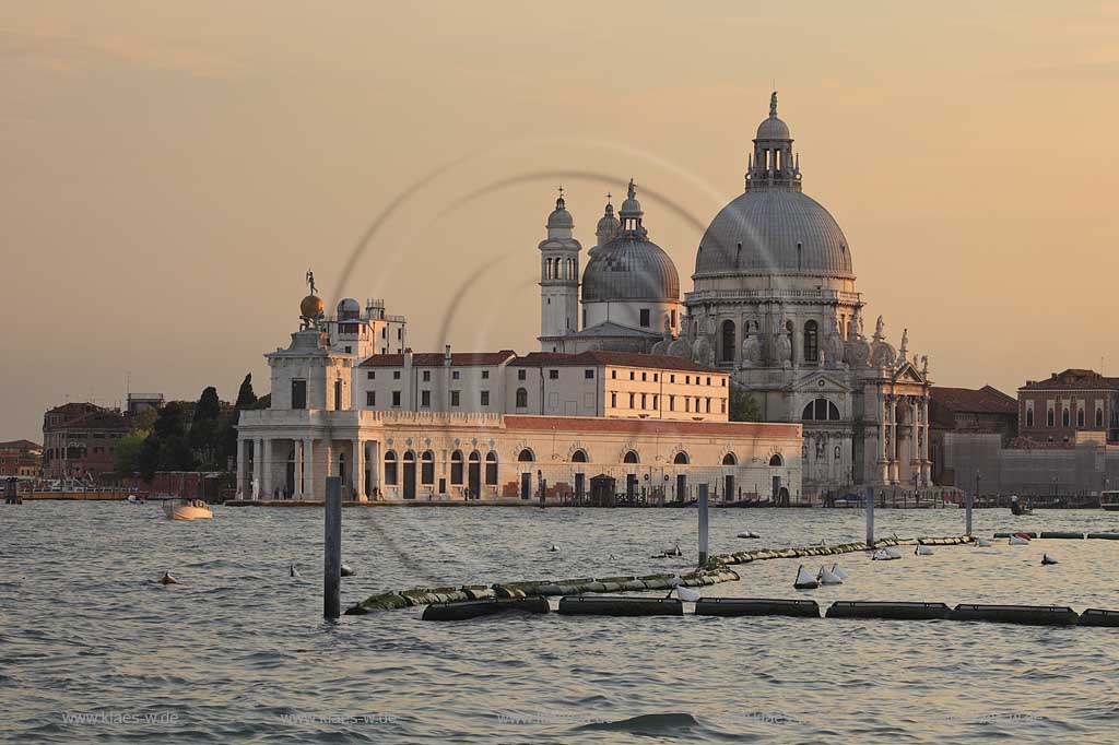 Venedig Blick von Riva degli Schiavoni ueber Kanal di San Marco zur Basilika di Santa Maria della Salute im stimmungsvollen Licht der untergehenden Abensonne; Venice view from Riva degli Schiavoni over canal di San Marco to basilica San Maria della Salute in romantoc sunset light