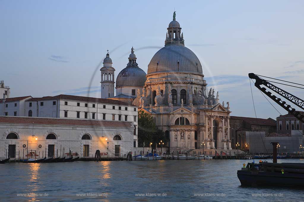 Venedig Blick von Riva degli Schiavoni ueber Kanal di San Marco zur Basilika di Santa Maria della Salute in der Abenddaemmerung mit Strassenlaternen beleuchtet, illuminiert; Venice view from Riva degli Schiavoni over canal di San Marco to basilica San Maria della Salute in dawn light, evening lightwith illumination and glowing lantern