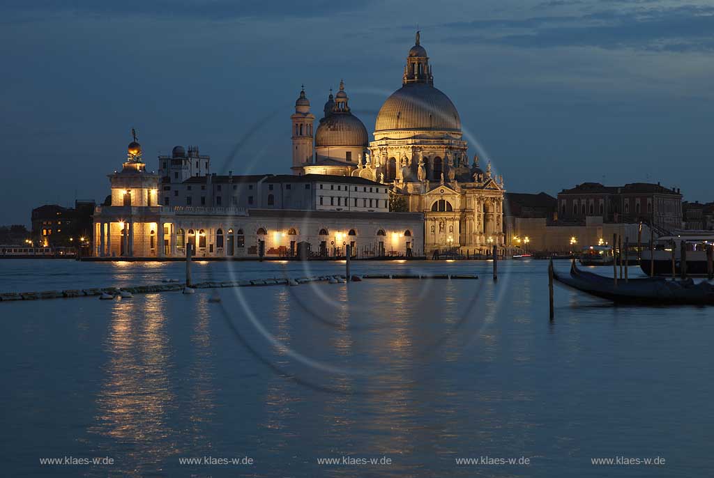 Venedig Blick von Riva degli Schiavoni ueber Kanal di San Marco zur Basilika di Santa Maria della Salute zur Blauen Stunde mit Strassenlaternen beleuchtet, illuminiert; Venice view from Riva degli Schiavoni over canal di San Marco to basilica San Maria della Salute in nightlight, evening light blue hour with illumination and glowing lantern