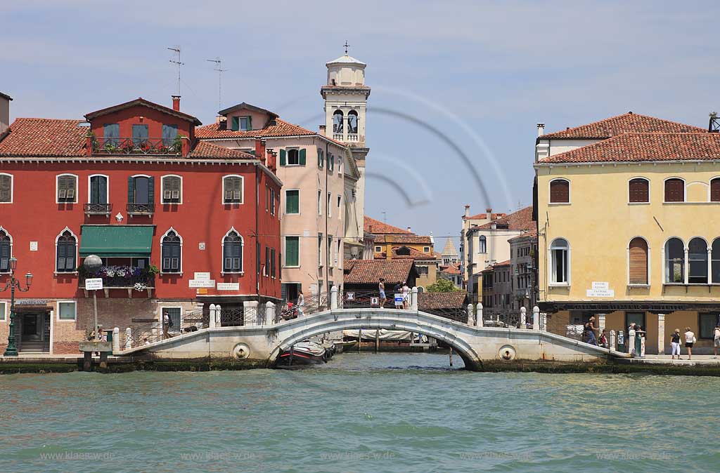 Venedig Blick von Faehre auf Gebaeude, Fassaden am Zattare al Ponte Lungo mit Bruecke ueber Kanal Rio di San Trovaso mit dem Kirchturm Campanile der Kirche Chiesa di San Trovaso, eigentlich Santi Gervasio a Protasio; Venice view to Zattere al Pote Lungo  with bridge over Rio di San Trovaso with the tower of church San Trovaso 