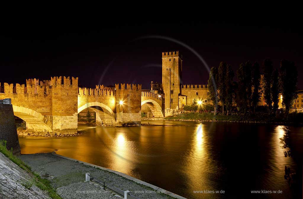 Verona, Nachtaufnahme der Scaliger Bruecke mit Castelvecchio und dem Fluss Etsch; Verona, night image of scaliger bridge with castelveccio and Adige river