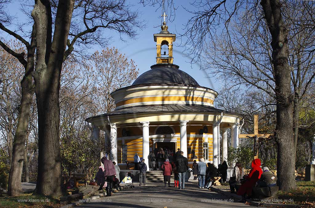 Kiew Nikolaus Kirche, Steinkirche in Form einer klassizistischen Rotunde mit Kuppel des Architekten A. Melens'kyj auf dem Grab von Askold am Parkowa Weg im Park Askol'dova mohyla. Askold's Grave is a part of park complex on the right bank of the Dnepr River. According to one legend, on this very site near the river in 882 Prince Oleg killed sons of Kie, Askold and Dir, ascended the prince throne and became a very successful ruler of Kiev Rus. The site of Askold's tragic death was marked by a small wooden chapel.